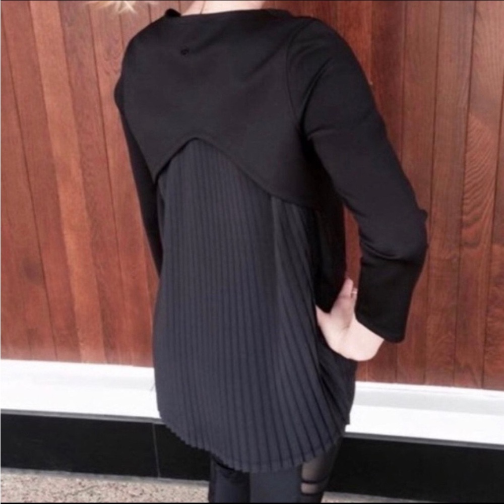 Lululemon Pleat On Long Sleeve Black size 4 or 6?